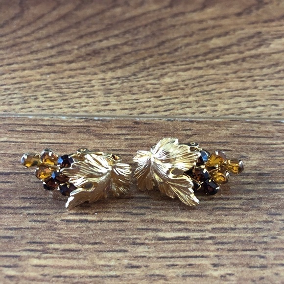 Montaldo's Jewelry - Vintage Montaldo’s grape clip on earrings. Made in Japan